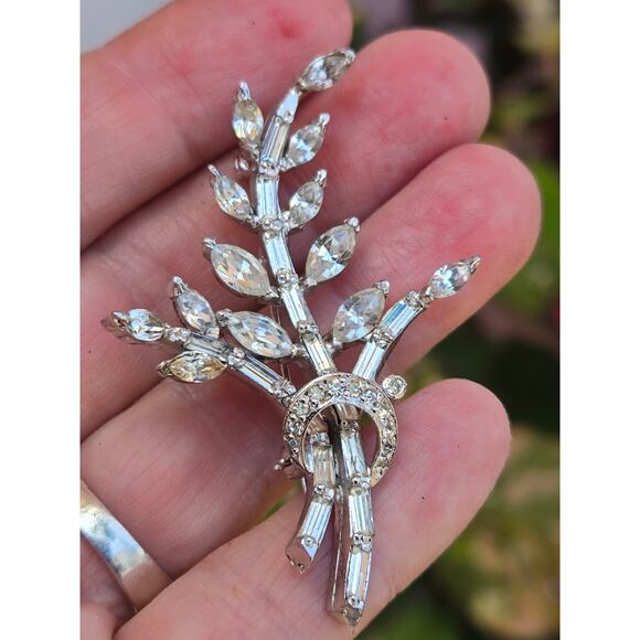 Gorgeous Vintage Kramer of New York Clear Floral Design Rhinestone Brooch - Picture 2 of 7